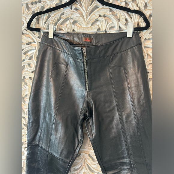 ISO Danier Black Leather Cropped Straight-Leg Pants with Zipper Detail - Size 8 - Picture 5 of 15